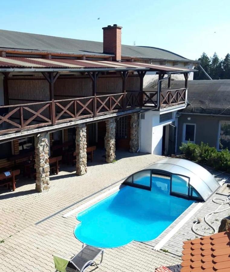 Hotel Q Ranch Bezdekov  Exterior foto